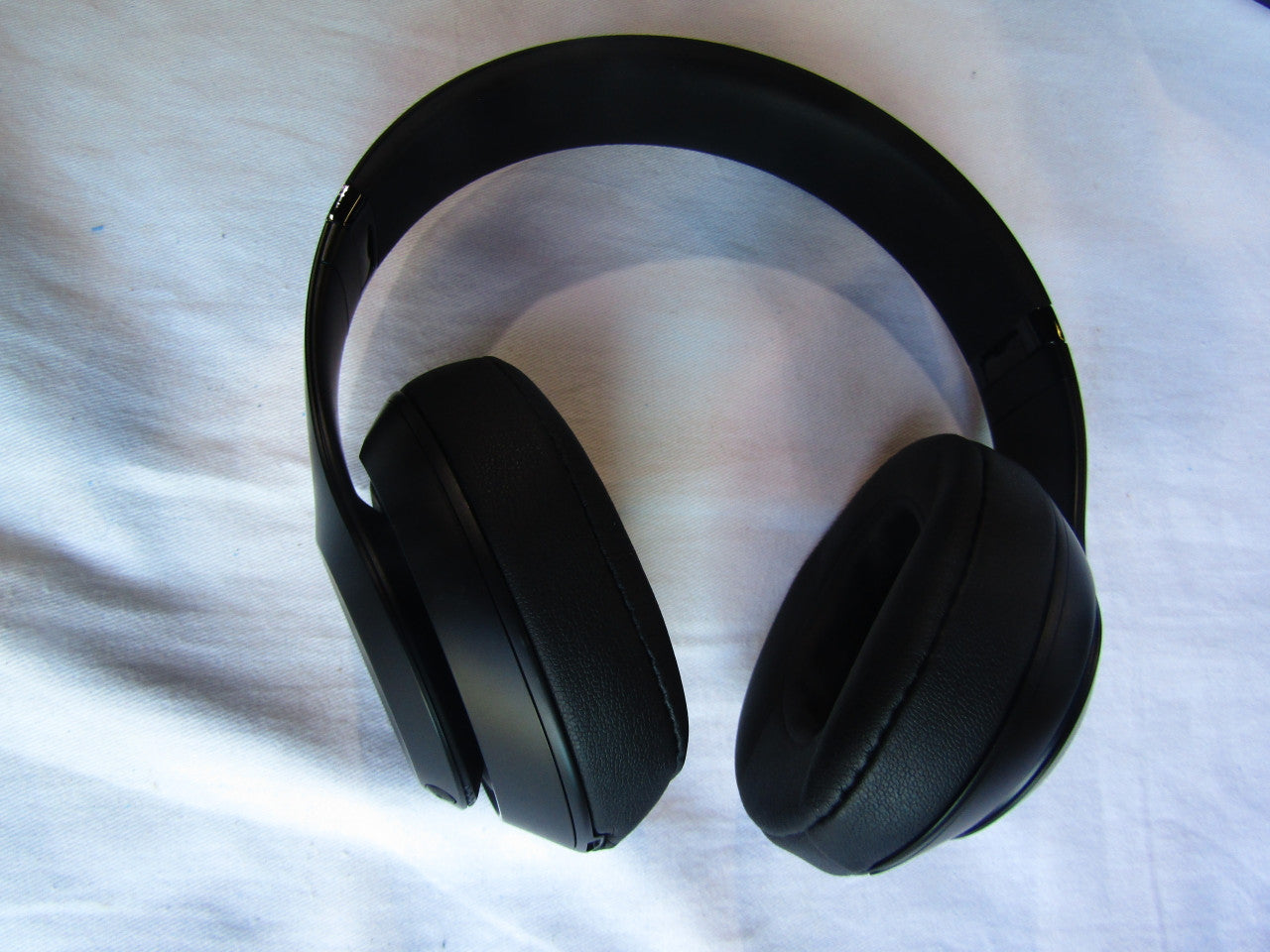 Beats S t u d i o 3 Wireless Over The Ear Headphones in Matte Black with Carrying case and Universal USB Charging Cable (USB-A to USB Micro-B)