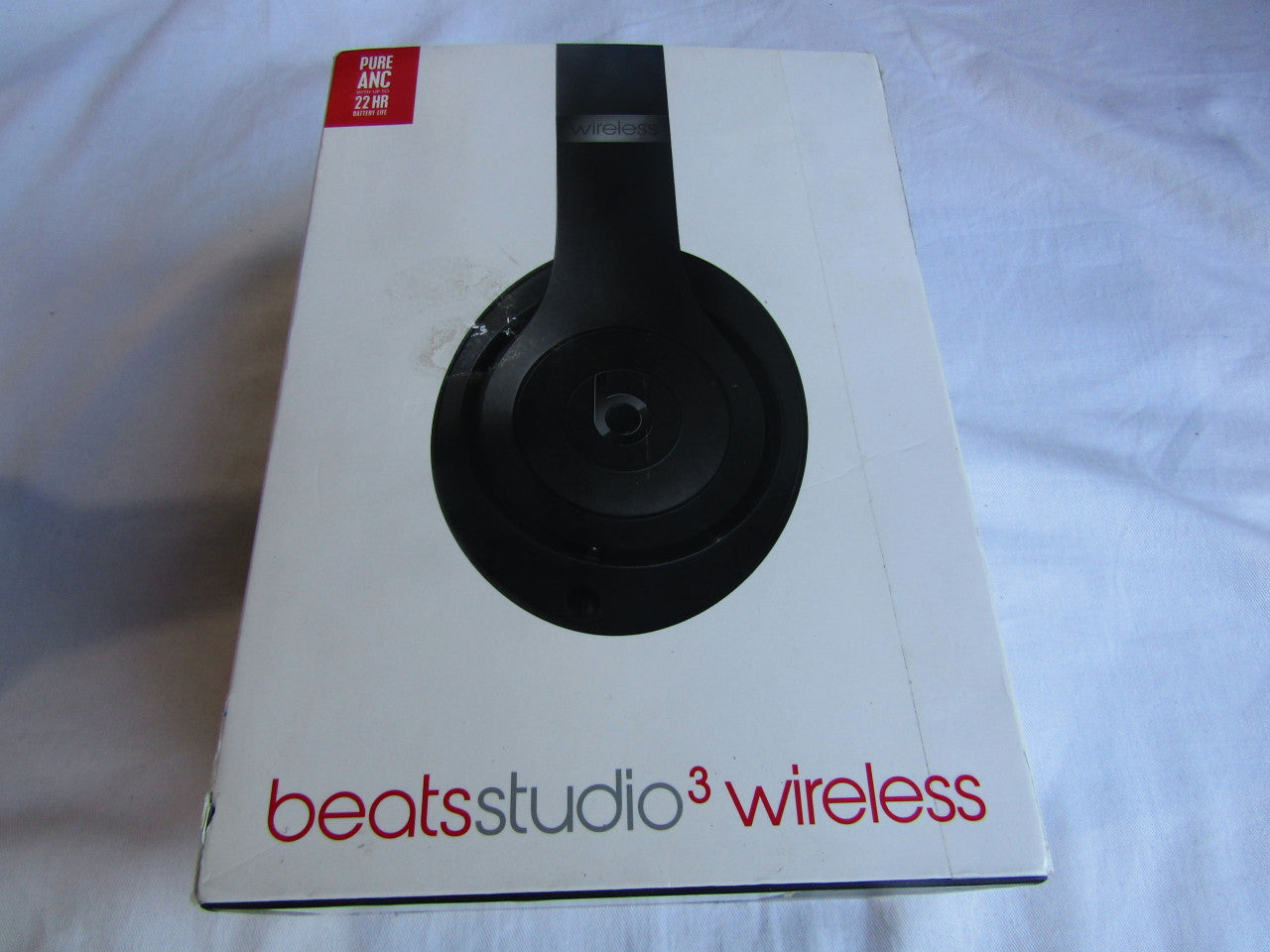 Beats S t u d i o 3 Wireless Over The Ear Headphones in Matte Black with Carrying case and Universal USB Charging Cable (USB-A to USB Micro-B)