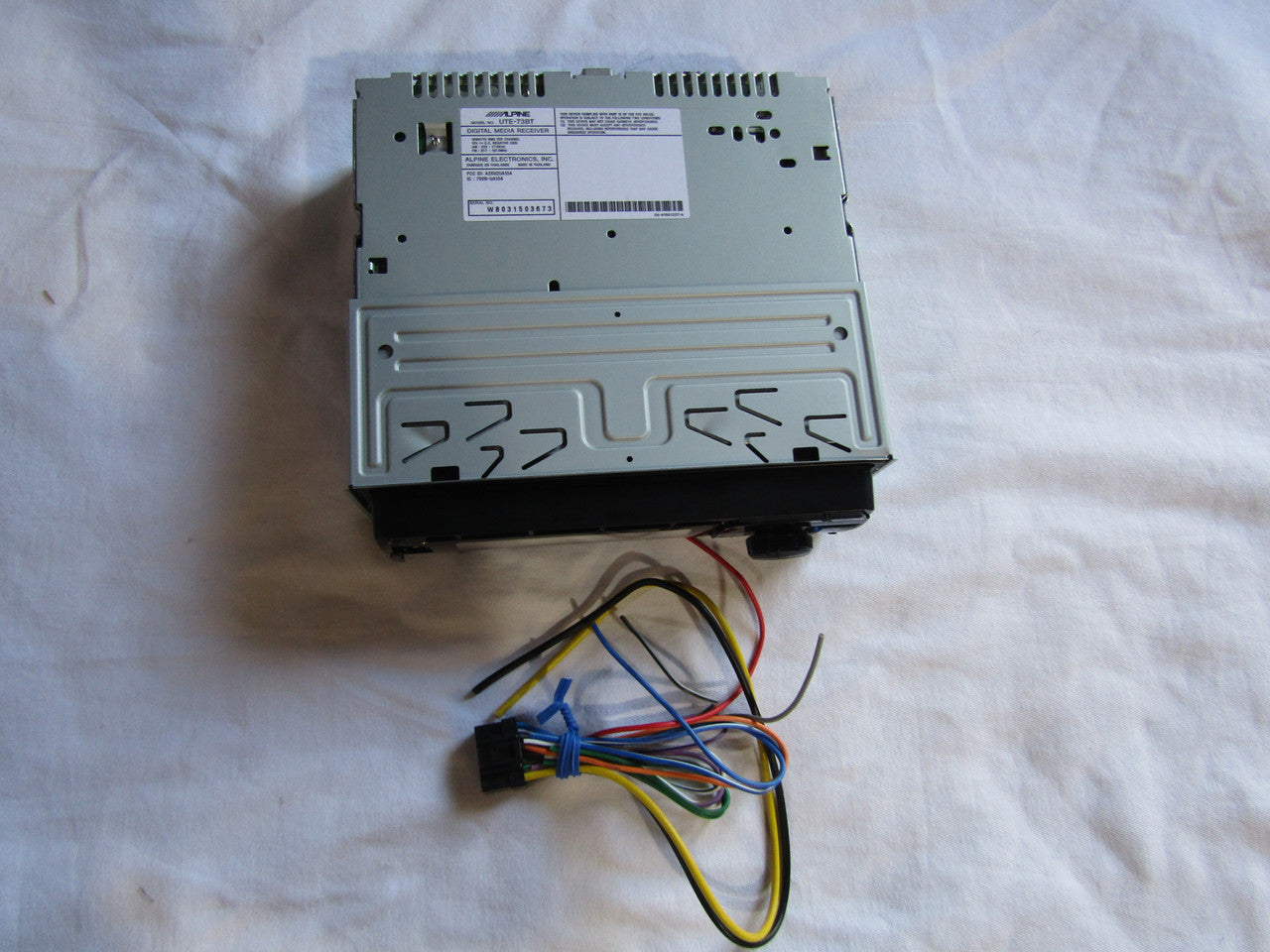 Alpine UTE-73BT Advanced Bluetooth Mech-Less Digital Media Receiver (Does not Play CDs) VG