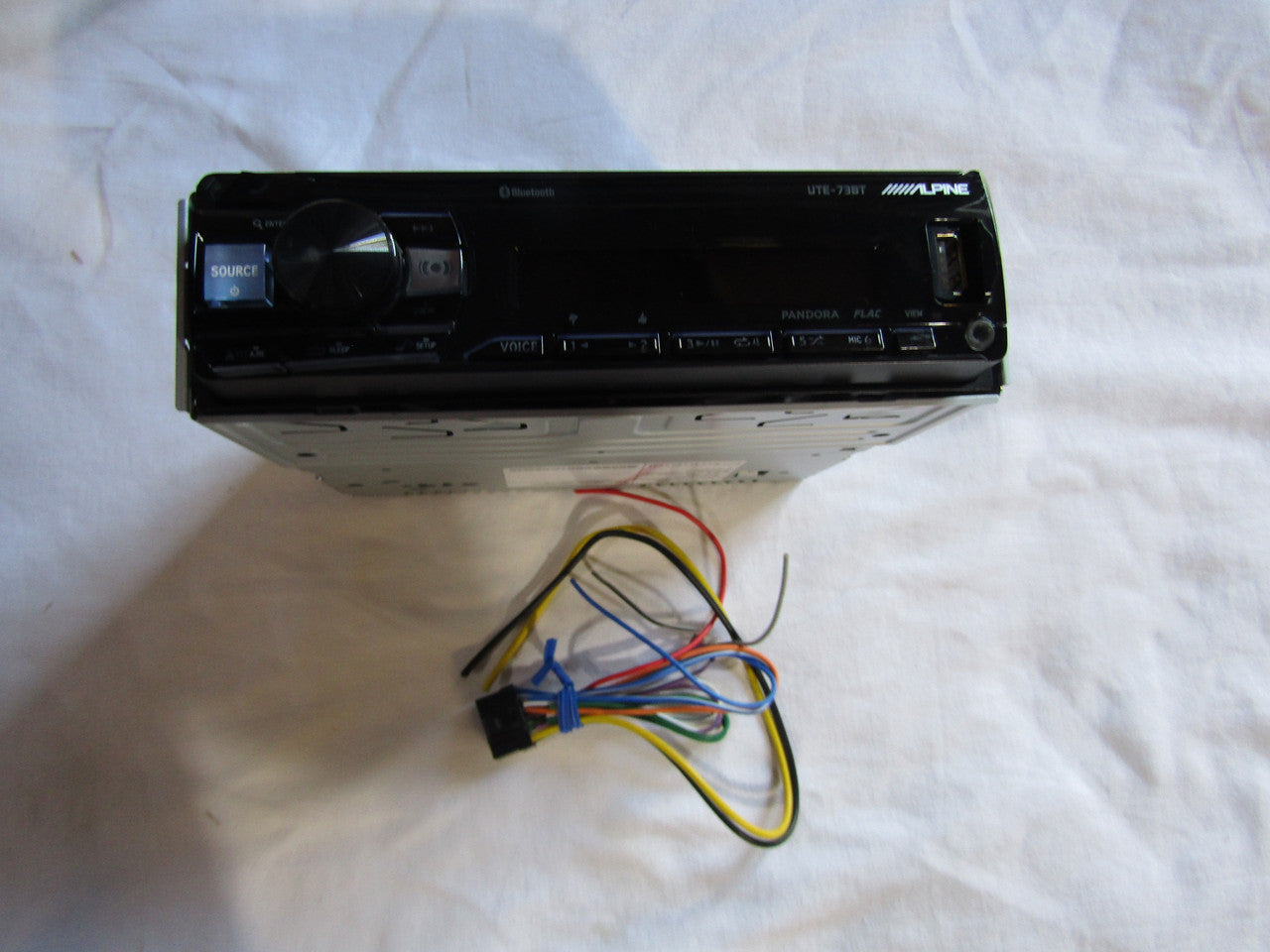 Alpine UTE-73BT Advanced Bluetooth Mech-Less Digital Media Receiver (Does not Play CDs) VG