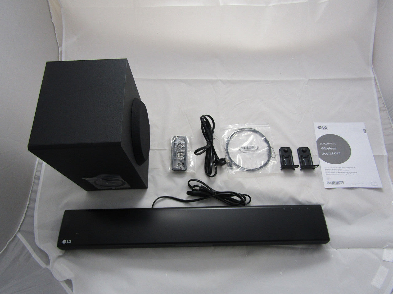 LG SJ2 2.1-Channel Soundbar System with 5-1/4" Wireless Subwoofer and Digital Amplifier Black LN