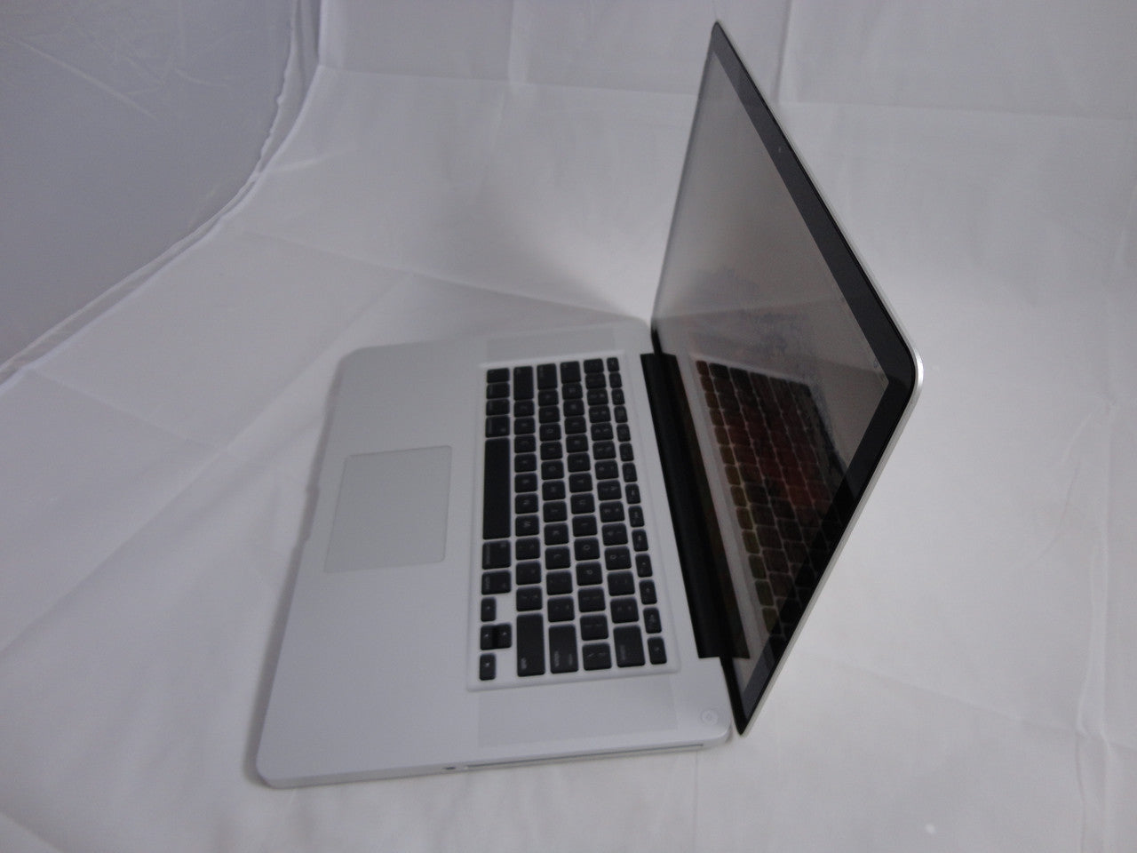Apple MacBook Pro MC721LL/A 15.4" Laptop 2.0GHz Quad Core i7 16GB Memory, 256GB Solid State Drive DVD Burner Mac OS High Sierra VG