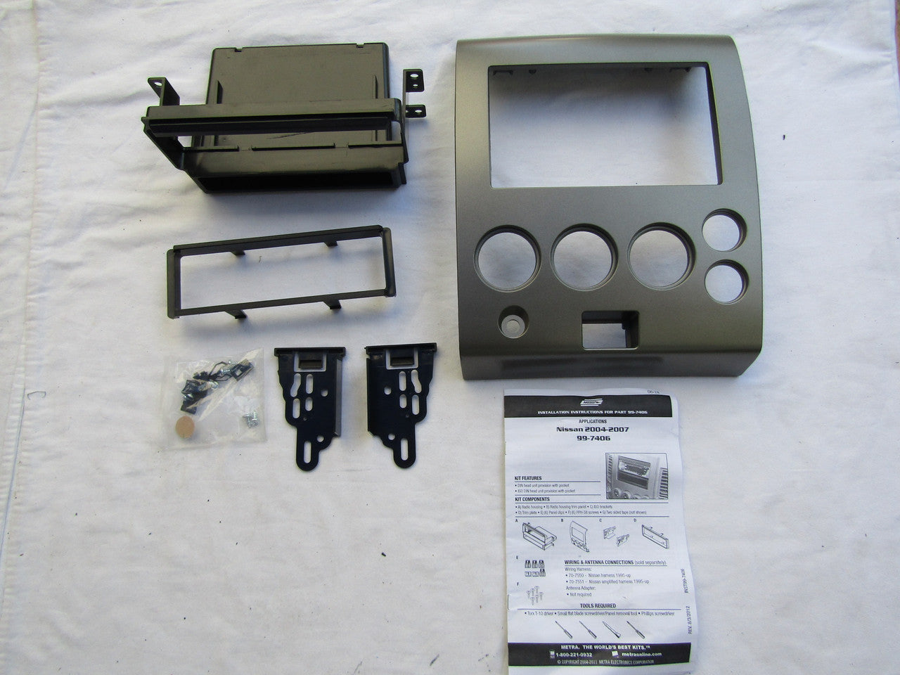 Metra 99-7406 Single DIN/Double DIN Installation Kit for 2004-2006 Nissan Titan (Gray) LN
