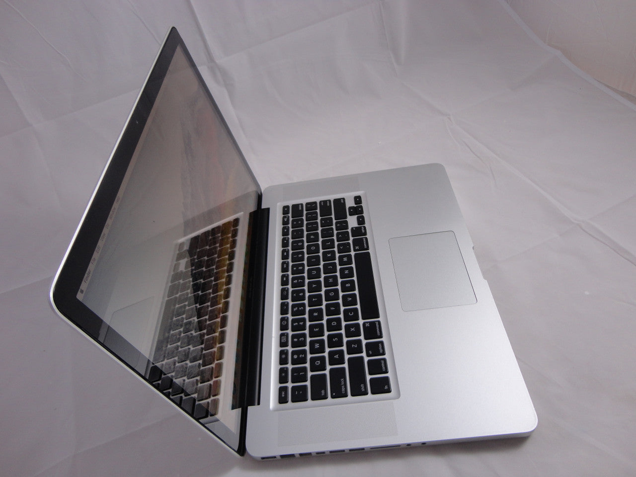 Apple MacBook Pro MC721LL/A 15.4" Laptop 2.0GHz Quad Core i7 16GB Memory, 256GB Solid State Drive DVD Burner Mac OS High Sierra VG