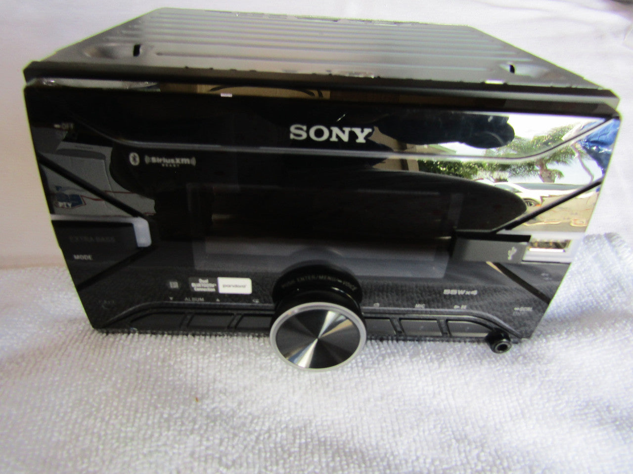 Sony DSX-B700 Built-in Bluetooth In-Dash Digital Media Receiver Black VG