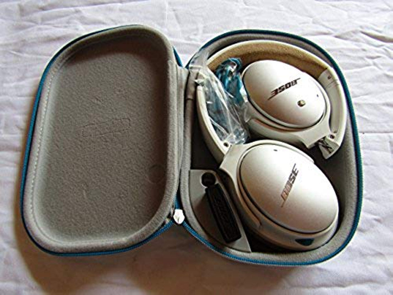 Bose QuietComfort 25 Acoustic Noise Cancelling Headphones for Apple devices, White(wired, 3.5mm)