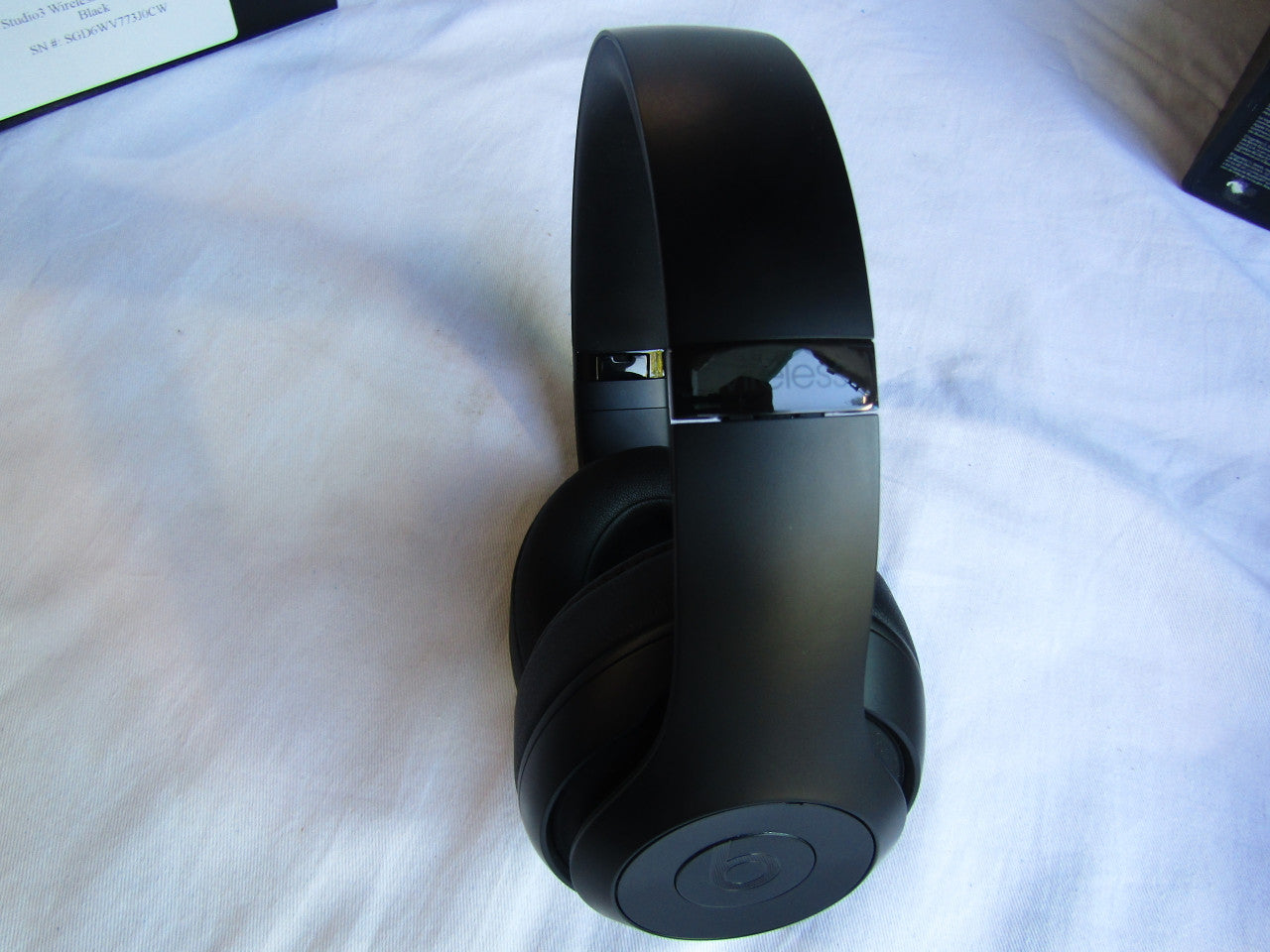 Beats S t u d i o 3 Wireless Over The Ear Headphones in Matte Black with Carrying case and Universal USB Charging Cable (USB-A to USB Micro-B)
