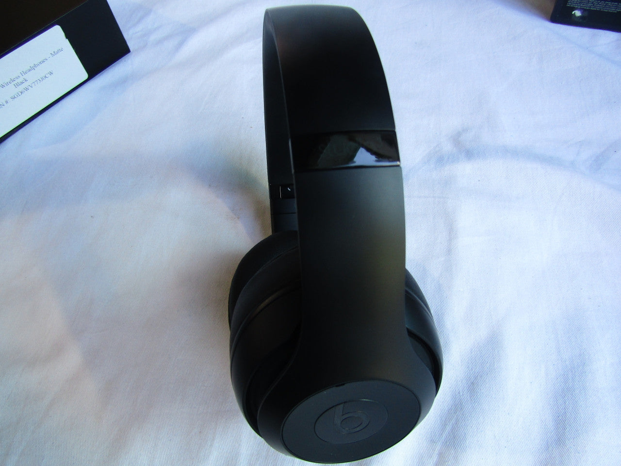 Beats S t u d i o 3 Wireless Over The Ear Headphones in Matte Black with Carrying case and Universal USB Charging Cable (USB-A to USB Micro-B)