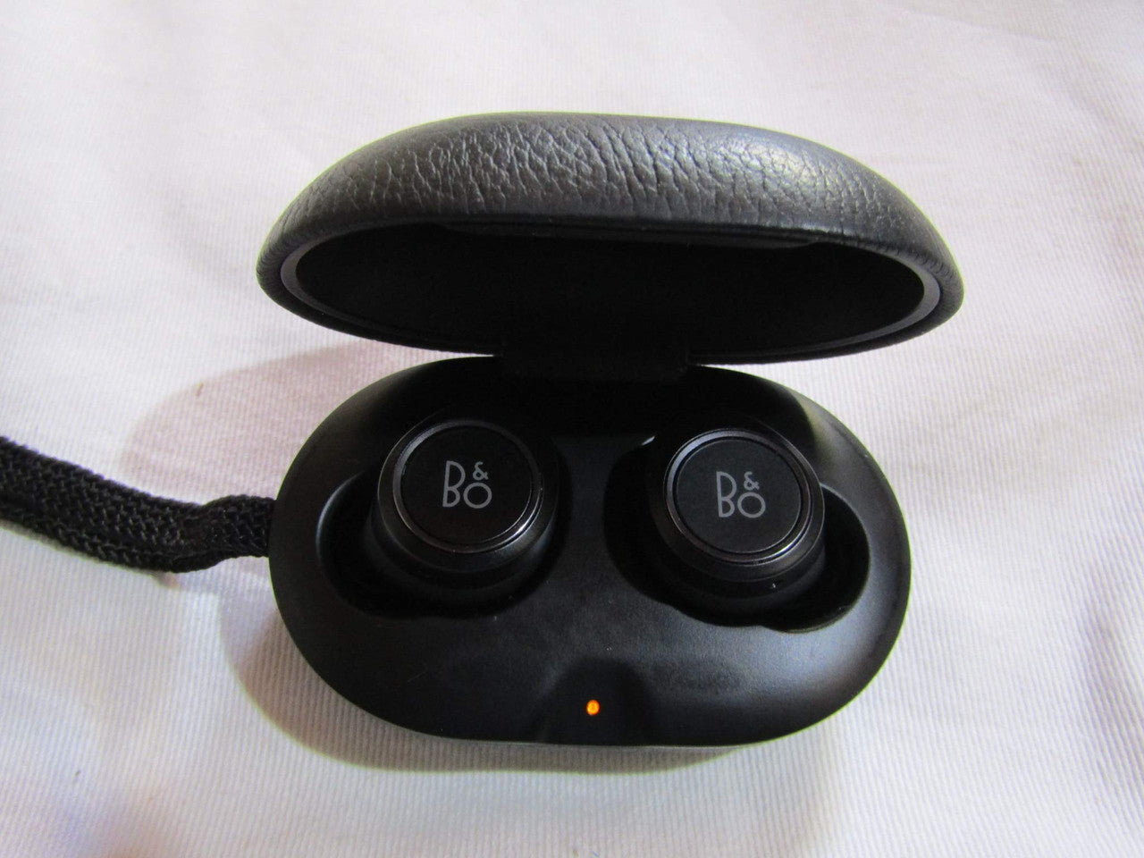 Bang & Olufsen Beoplay E8 2.0 True Wireless Earphones Qi Charging, Black - 1646100 VG image 3