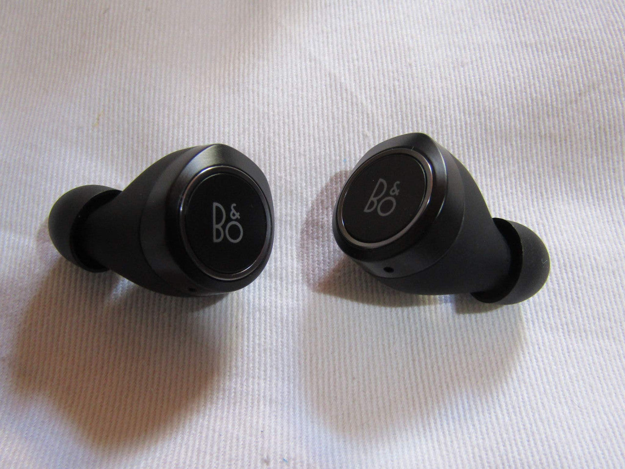 Bang & Olufsen Beoplay E8 2.0 True Wireless Earphones Qi Charging, Black - 1646100 VG image 4