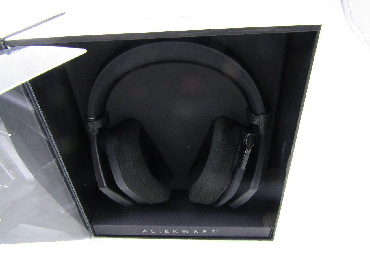 Alienware Wireless Gaming Headset–Aw988 –7.1 Surround Sound- RGB Alienfx -Boom Noise-Cancelling Mic -sports Fabric Earcups -Works W/ PS4, Xbox One, Nintendo Switch & Mobile Devices Via 3.5mm Connector LN