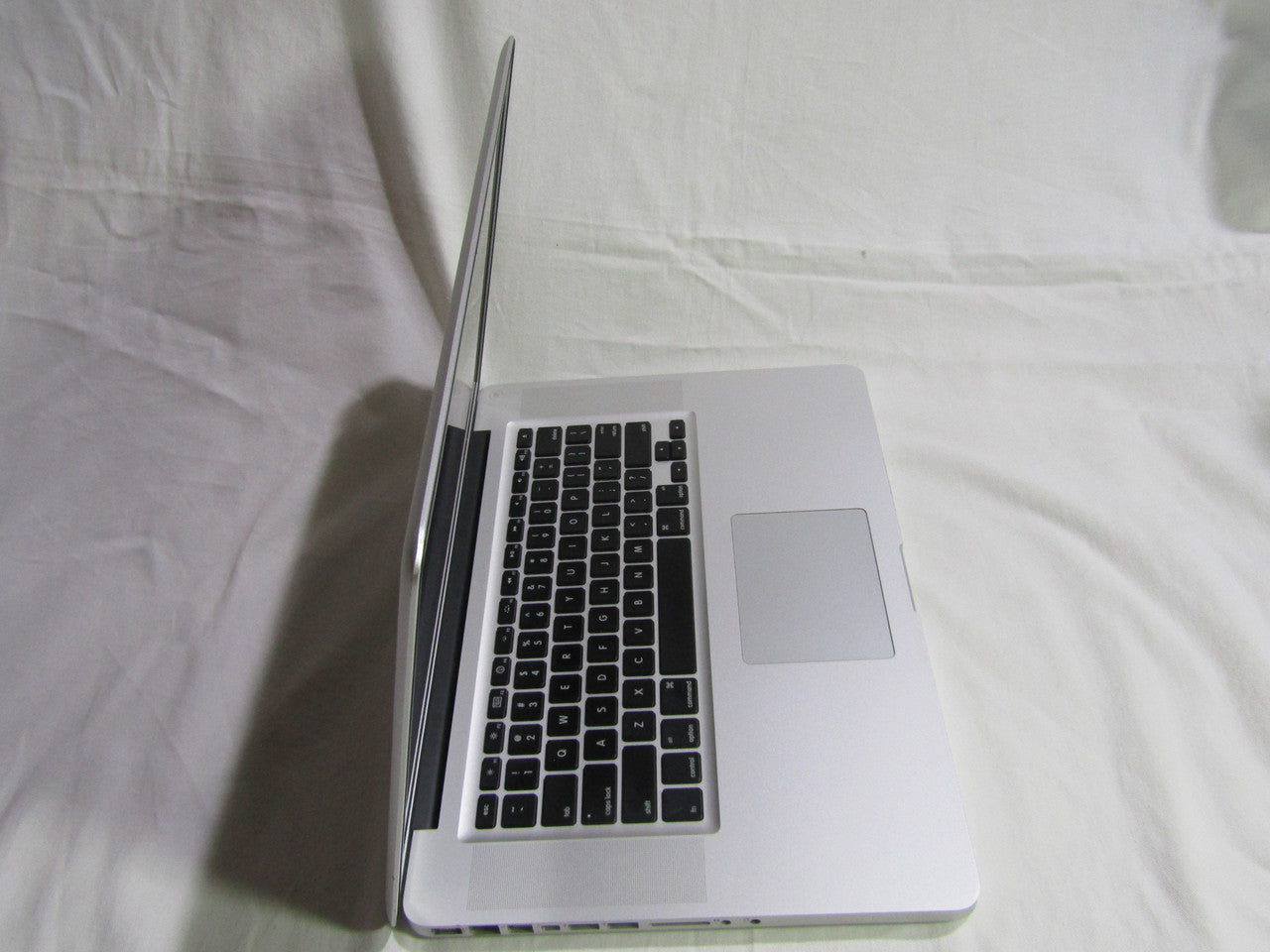 Apple MacBook Pro MC723LL/A 15.4” Laptop Intel i7 2.2GHz 16GB Memory 240GB SSD MacOS 10.12 Sierra VG