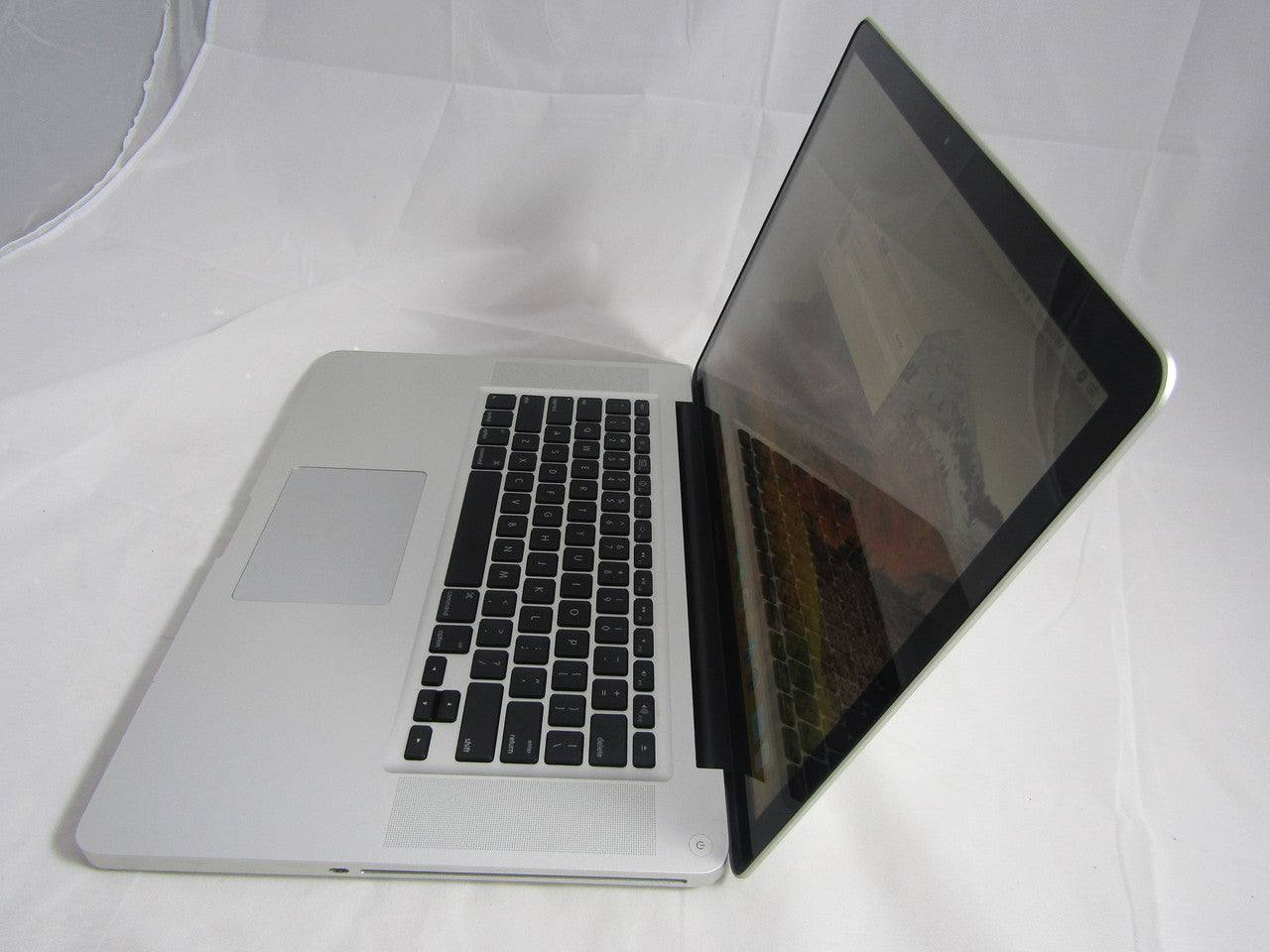 Apple MacBook Pro MC723LL/A 15.4” Laptop Intel i7 2.2GHz 16GB Memory 256GB SSD MacOS 10.12 High Sierra VG