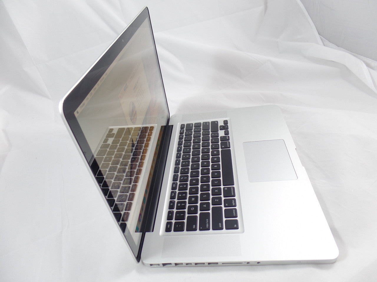 Apple MacBook Pro MC723LL/A 15.4” Laptop Intel i7 2.2GHz 16GB Memory 512GB SSD MacOS 10.13, High Sierra VG