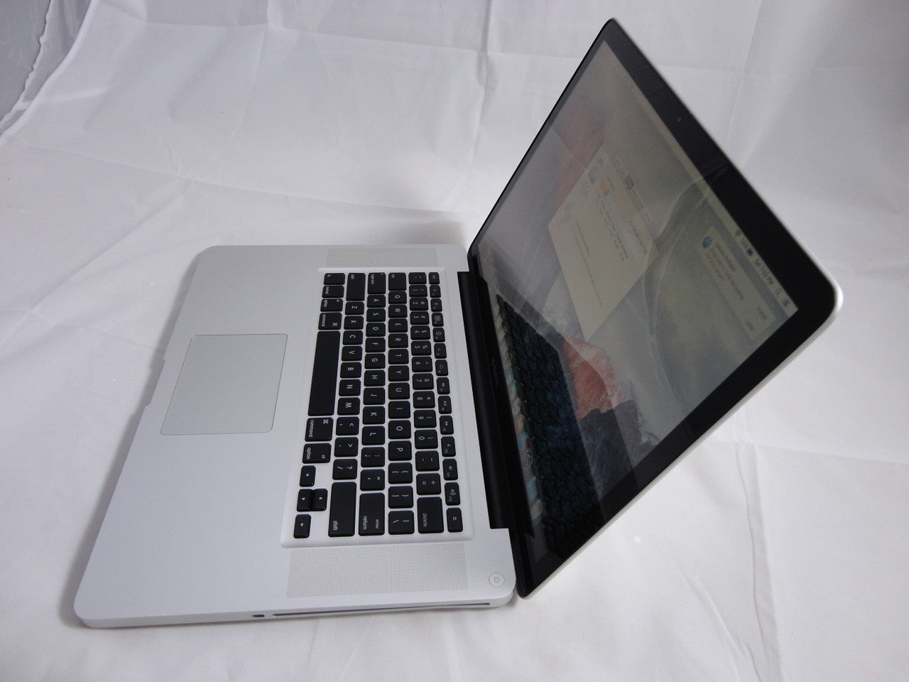 Apple MacBook Pro MB986LL/A 15.4-Inch Laptop 2.8GHz 8GB DDR3 Memory 100GB SSD (Solid State Drive) DVD Burner Mac OS El Capitan VG