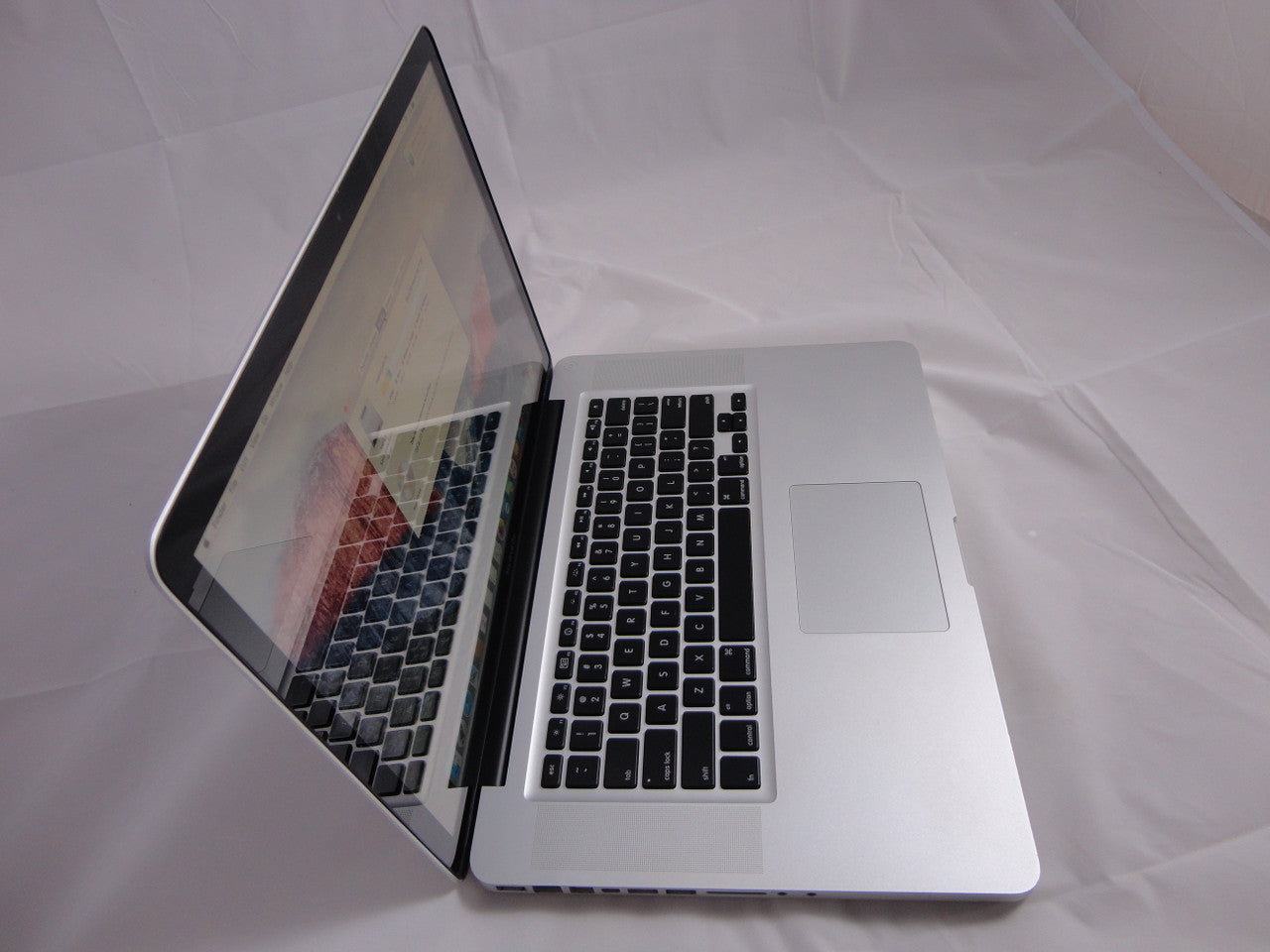 Apple MacBook Pro MB986LL/A 15.4-Inch Laptop 2.8GHz 8GB DDR3 Memory 100GB SSD (Solid State Drive) DVD Burner Mac OS El Capitan VG