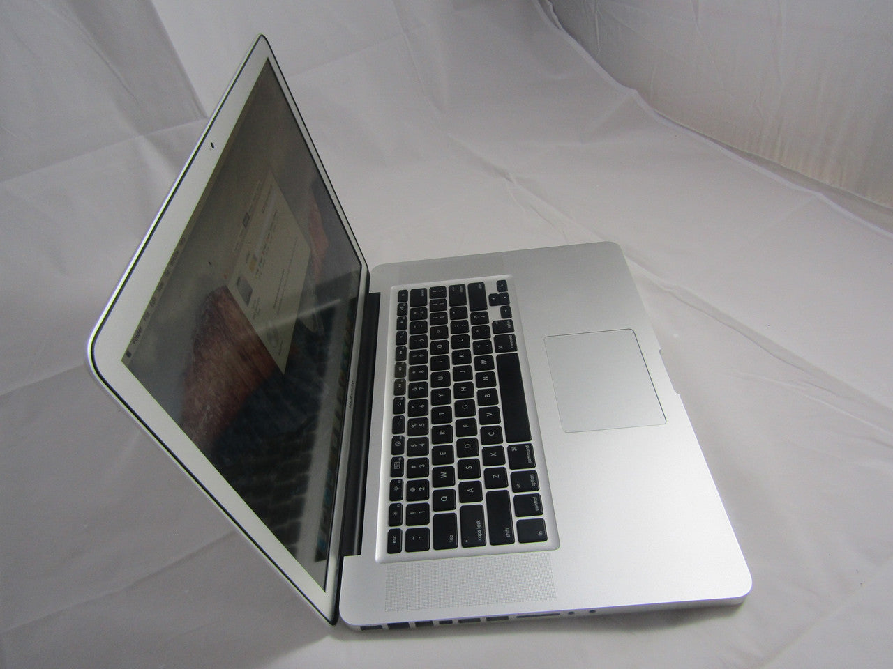 Apple MacBook Pro MB986LL/A 15.4" Anti-Glare Screen Laptop 2.8GHz 8GB DDR3 Memory 100GB SSD (Solid State Drive) DVD Burner Mac OS El Capitan VG1