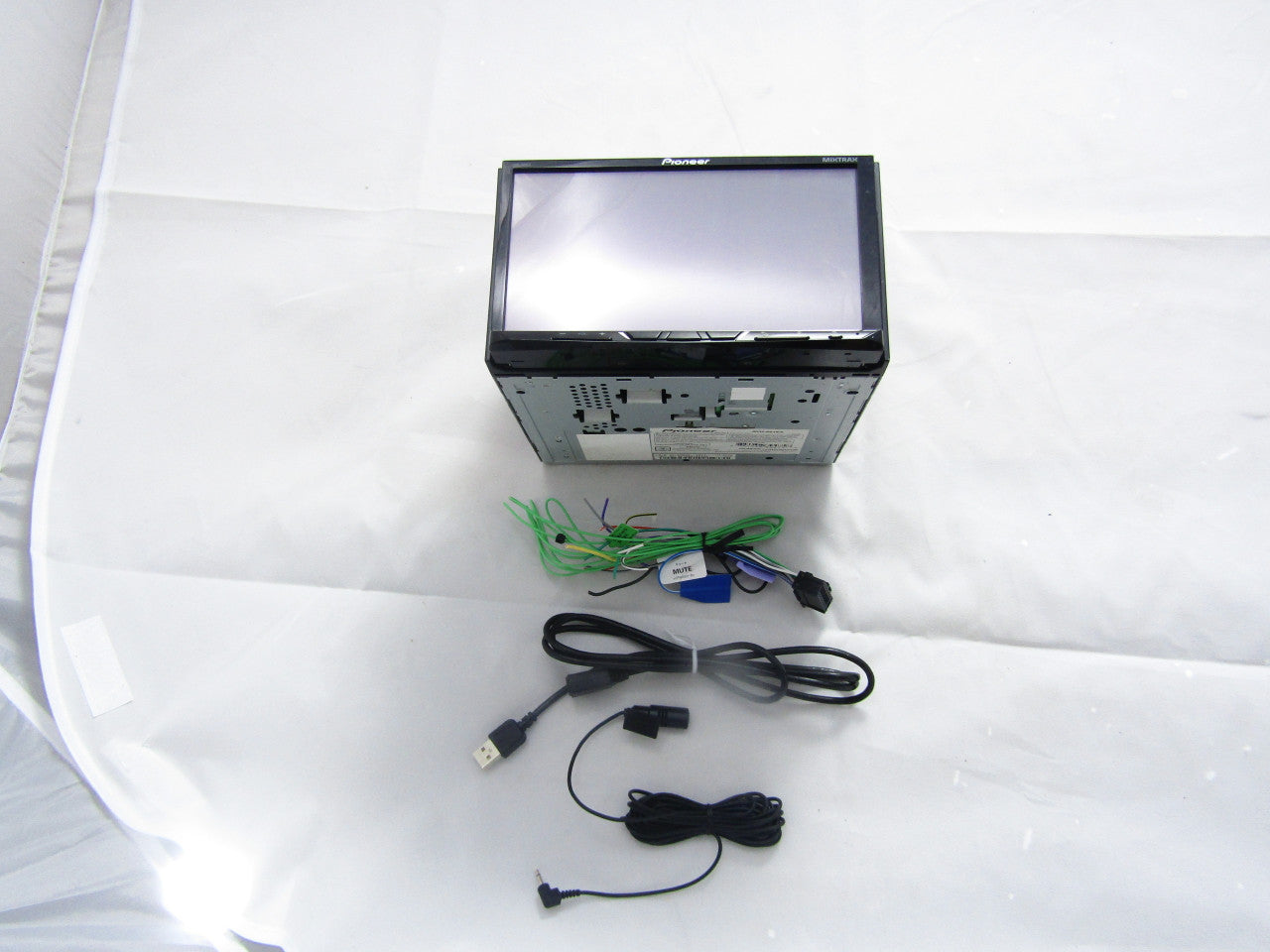 Pioneer AVH-601EX 7 Inch DVD Receiver with HD Radio, SiriusXM Ready and Bluetooth VG